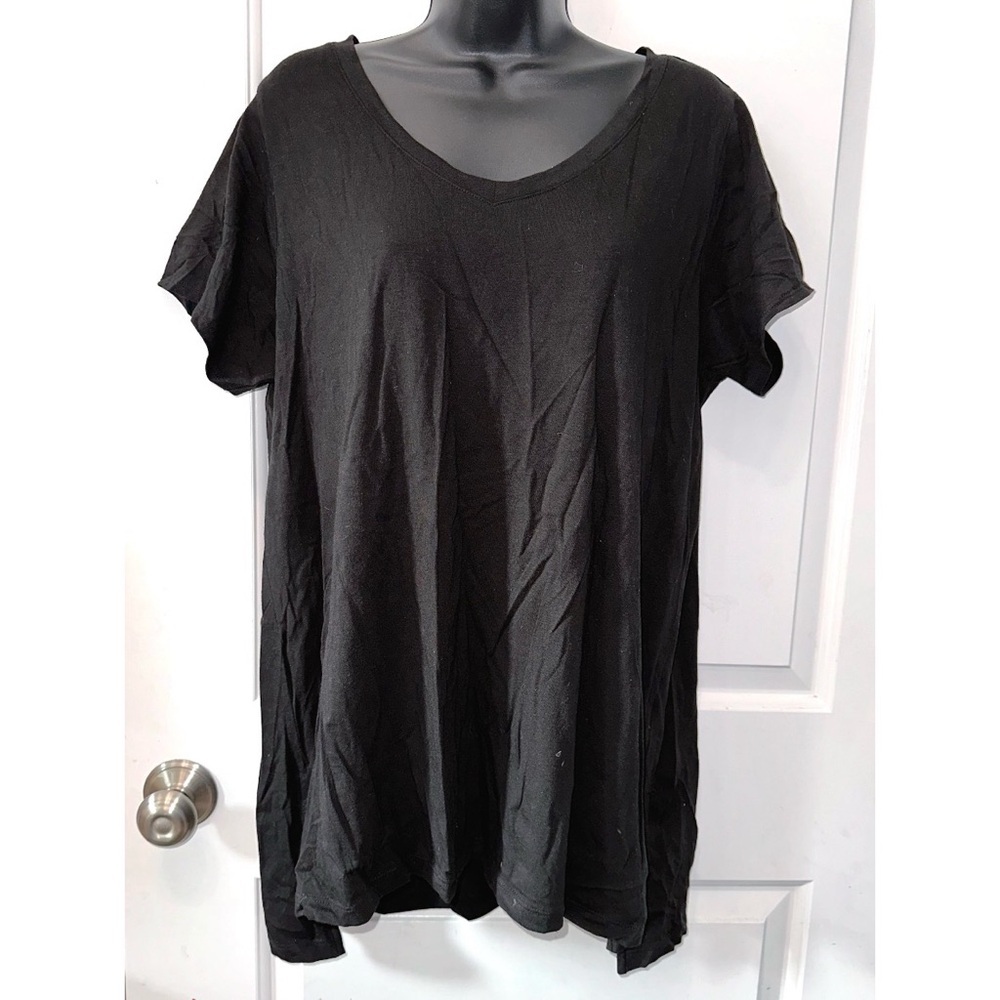 Tahari black short sleeve V neck tee